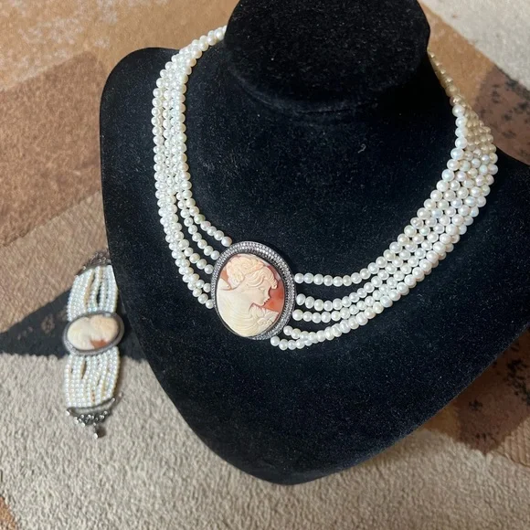 Freshwater pearls Cameo Necklace - Picture 6 of 12